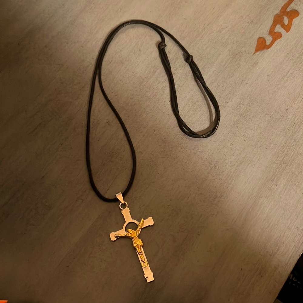 Mens gold and silver crucifix pendant includes adjustable thread like necklace